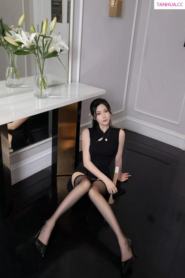 鱼子酱fish  [XiuRen]高清写真图 2025.06.27 No.10480 鱼子酱Fish 黑色连衣裙第8张图片